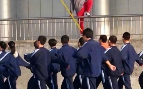 学生偷拍老师“尴尬瞬间”，画面不忍直视，不到毕业不敢发出来