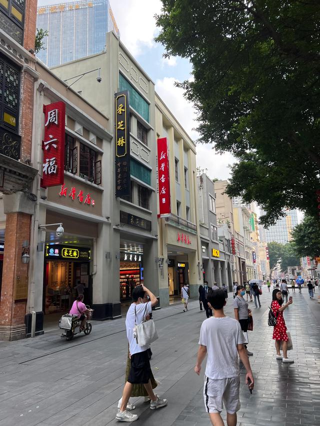 逛书店发朋友圈说说简短，逛书店发朋友圈说说怎么写！