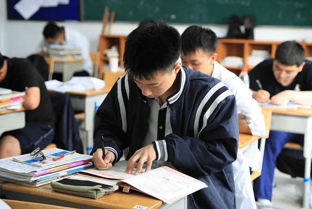 我是大一的新生英语怎么说，大一新生英语咋说！