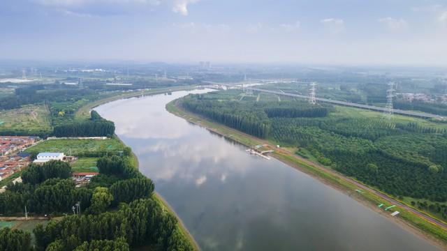 八岁那年，父亲逼着我跳进河里