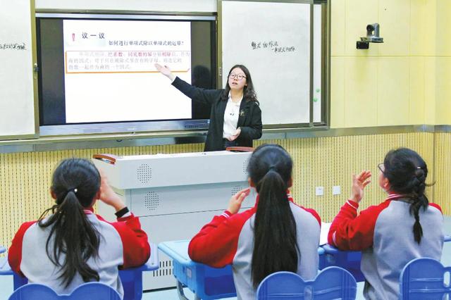 “教室空无一人，老师在讲课”，学校最新玩法也是被逼无奈