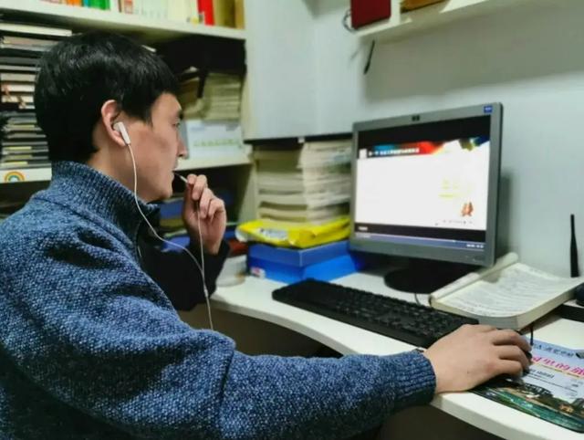 “教室空无一人，老师在讲课”，学校最新玩法也是被逼无奈