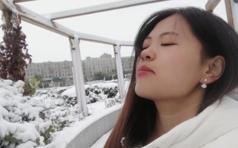 我爱的那个人像玫瑰花的纯是什么歌，我爱的那个人像玫瑰花开歌词